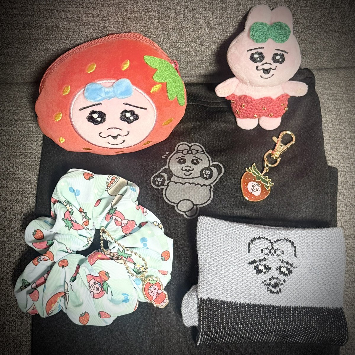 1sayamaru3's tweet photo. 先月のアベイルおぱんちゅの一部が届いたよ〜🍓🐰🖤
メッシュTはパジャマにしたくて早速お洗濯したけど、30分位で乾いた💧
速乾性すご✨
バックプリントかわええ🐰🖤
いちごポーチは綿ぱんぱんで何も入らないやつだった🐰🍓
※マスコットの🩲🎀とキーホルダーはお手製でちゅ🪡✨
#gravail https://t.co/YCZkpj5pY4
