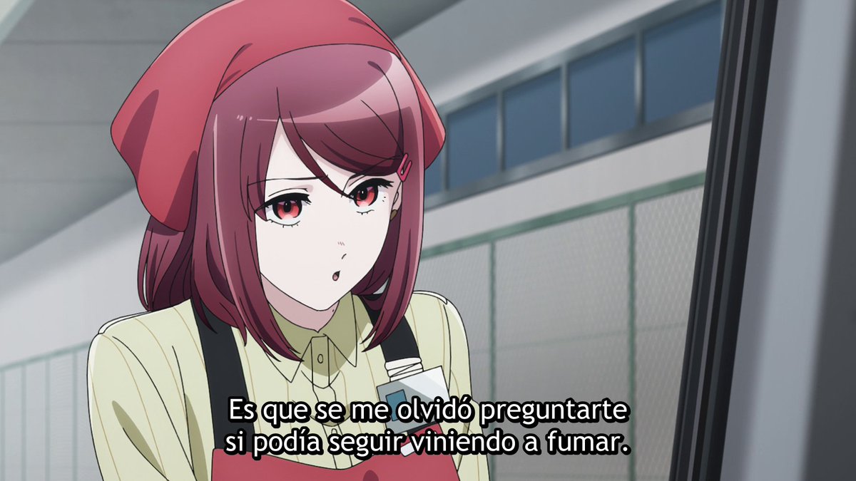 DasTier92's tweet photo. Ella solo es una girl cuarentona que ve la vida con filtros shoujo.

Me destruye el contraste entre los jefes de este anime: mientras el horrible jefe de Sasaki le recrimina de mala manera que fume (a pesar de ser él mismo la razón por la que Sasaki cada vez necesita hacerlo todavía más), Goto le da pases libres a Yamada y hasta le aconseja como disimular el olor siendo ella misma una vieja fumadora que intenta dejarlo.
Hay un lazo de confianza y respeto mutuo entre Yamada y ella que parece ir mucho más allá de la dinámica laboral: para la joven Goto es algo así como una mentora en temas de la vida, alguien que ya recorrió el camino que ella está recién empezando.
#ヤニすう