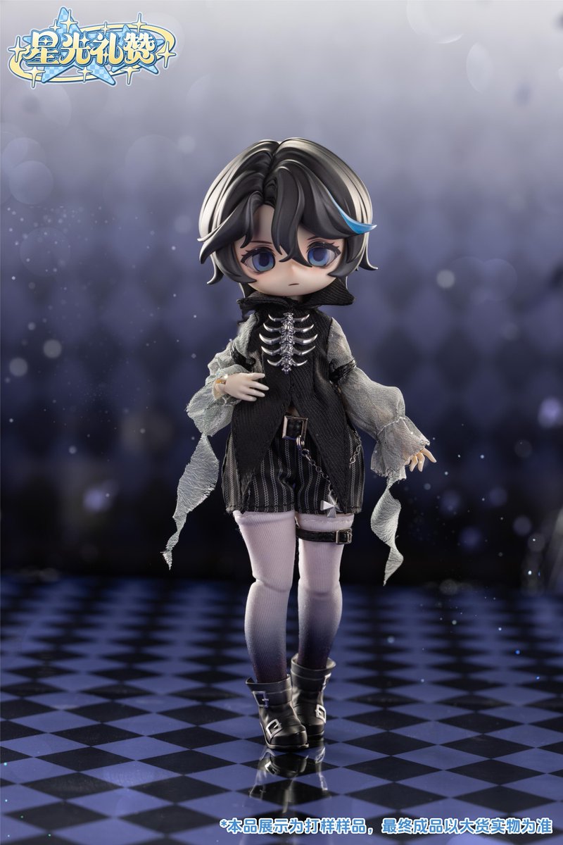 hermeow_shop's tweet photo. 📢🆕単品ドール新作速報🆕📢
海外ドールメーカーより、1/12スケールBJD関節単品ドールシリーズ新作「星光礼賛」がご紹介❣
今回登場のは、通常種類の「羽裂｜渡鴉」🐦‍⬛🪽

追視アイはマグネットで着脱でき、ワイヤー入りのフード付きマントも自由に調整可能✨

ドール全身の高さ約20cm、ボディのみなら約13.2cm。

ラインナップは通常5種類＋スペシャル2種類ですが、ランダムのブランドドールじゃなくて、お好きな子を選び可能の単品ドールです‼

当店は正規代理店として、販売予定があります！続報を楽しみに✨

本商品の関連投稿：
https://t.co/9E23i9nJa2

※現在は展示用サンプルのため、色味や細部は量産時に改良される予定。最終的な仕様は実物を基準としてください。