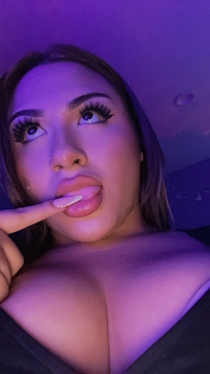 karla__bxtch's tweet photo. Instagram vs twitter 😈 https://t.co/PGaqFyM06M https://t.co/8YT7eVeRUK