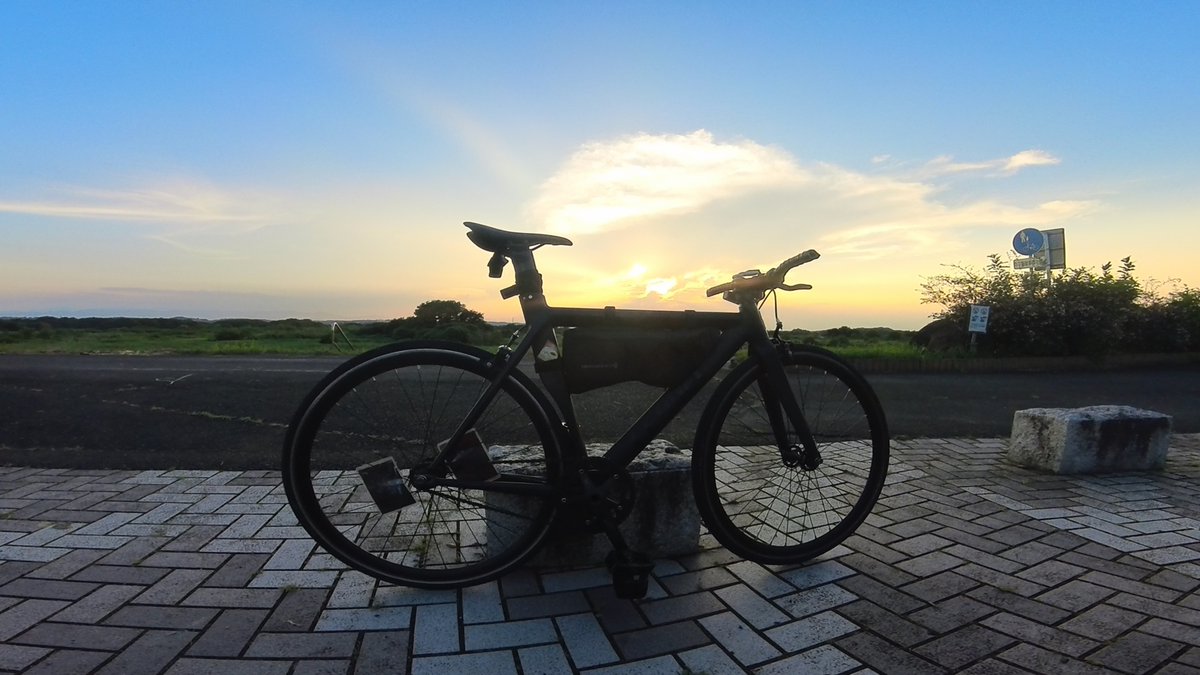 tatuya980's tweet photo. 逆光！土手沿いってこんなにも綺麗だったんだ。
自転車はじめた頃を思い出します。
#ピストバイク #fixedgear #READER725TR https://t.co/mla4dVB112