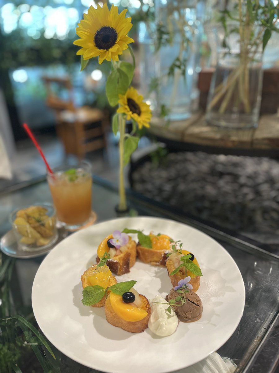 _wanwarata's tweet photo. 青山のグリーンハウス🌻
店内にたくさんの向日葵の生花があって
目でも癒された⭐️💕
ローズマリーのポテト美味しかったの🍟 https://t.co/vebvSuTPRI