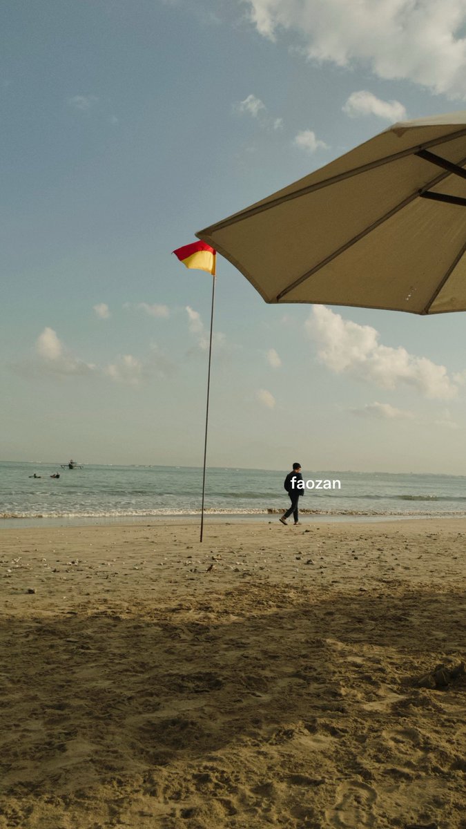 faozaann's tweet photo. Habis lari pagi itu emang paling enak ke pantai, bengong sambil liatin orang orang ☺️ https://t.co/sUhxQfhlbN