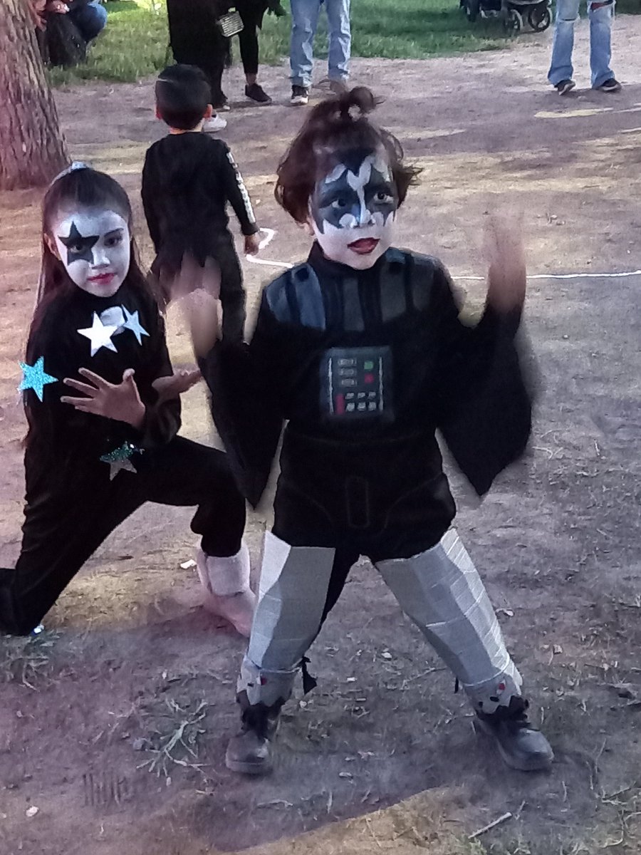 CialBaby's tweet photo. @genesimmons Hih no soy tan buena fotógrafa pero el año pasado en halloween lea tome esta foto a unos niños https://t.co/Kp3zdti11v