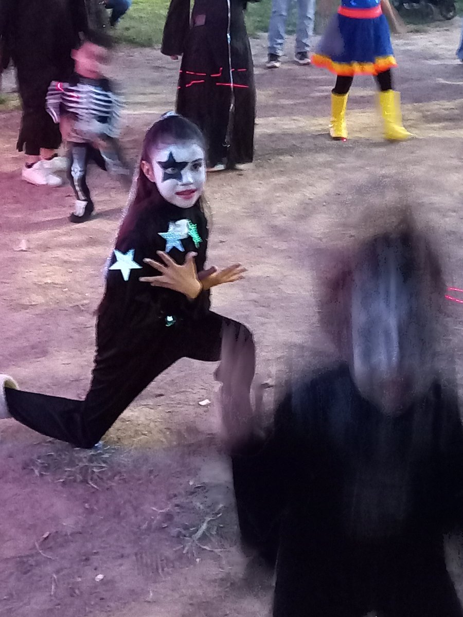 CialBaby's tweet photo. @genesimmons Hih no soy tan buena fotógrafa pero el año pasado en halloween lea tome esta foto a unos niños https://t.co/Kp3zdti11v
