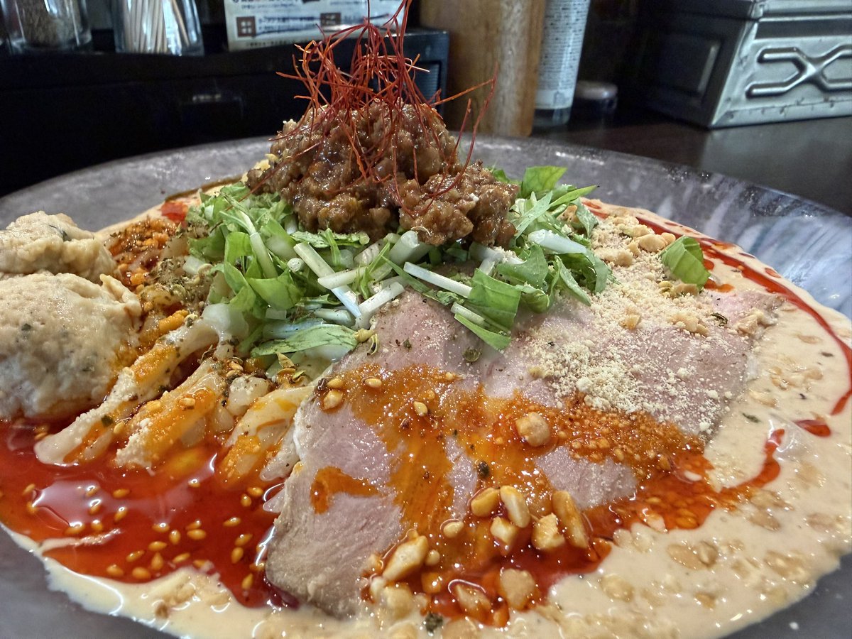 TENCHO_777's tweet photo. 冷やし豆乳担担麺@ RAMEN RPG

まさかの清涼感溢れる冷えたガラス皿の担担麺登場！混ぜて食べると肉味噌、豆乳、辣油の一体感ある担担麺はピリ辛でクセもなく麺啜りまくりでコレ美味しい😋〆の炙りチーズご飯にスープ入れてウマウマ🍚店主が辛いもん苦手やのに誰が味見してGO出してん的な🤣笑笑 https://t.co/jbkw2G2a14