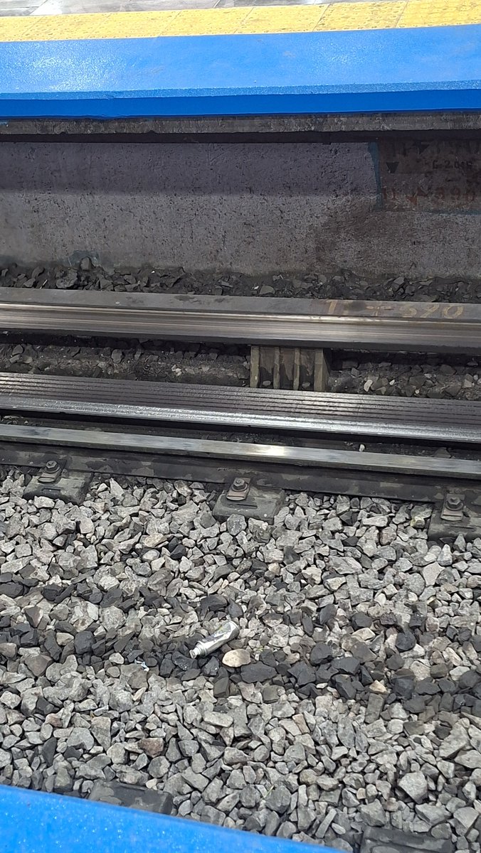 CopaRendn's tweet photo. @MetroCDMX Que crees @MetroCDMX no han retirado la lata que se reporto desde hace varios dias https://t.co/Nd3KJ0zcmL