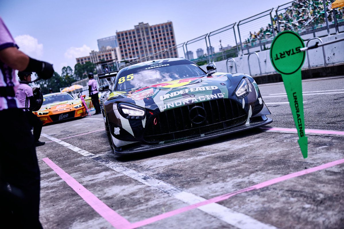 WangYiboFC_JP's tweet photo. 🗓 𝙏𝙤𝙙𝙖𝙮'𝙨 𝙄𝙗𝙤𝙨 𝙎𝙘𝙝𝙚𝙙𝙪𝙡𝙚
━━━━━━━━━━━

✅China GT 珠海ラウンド

 #王一博 出場時間(YIBO-OFFICIALより)

10:12-10:27  第2予選
17:00-18:05 第1回決勝

昨日の練習でYIBOは1:37.691の自己記録を更新しました👏👏👏
今日も安全に、力を出し切れますように💚
#85RACING https://t.co/LMUF4qZl4P