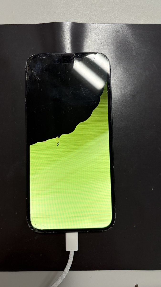 hirosimasmapple's tweet photo. 表示がおかしくなってしまったiPhone(＠_＠;)
修理可能なので早めに修理しましょう！

#iPhone　#広島　#画面割れ https://t.co/Zgo1kD2IQI