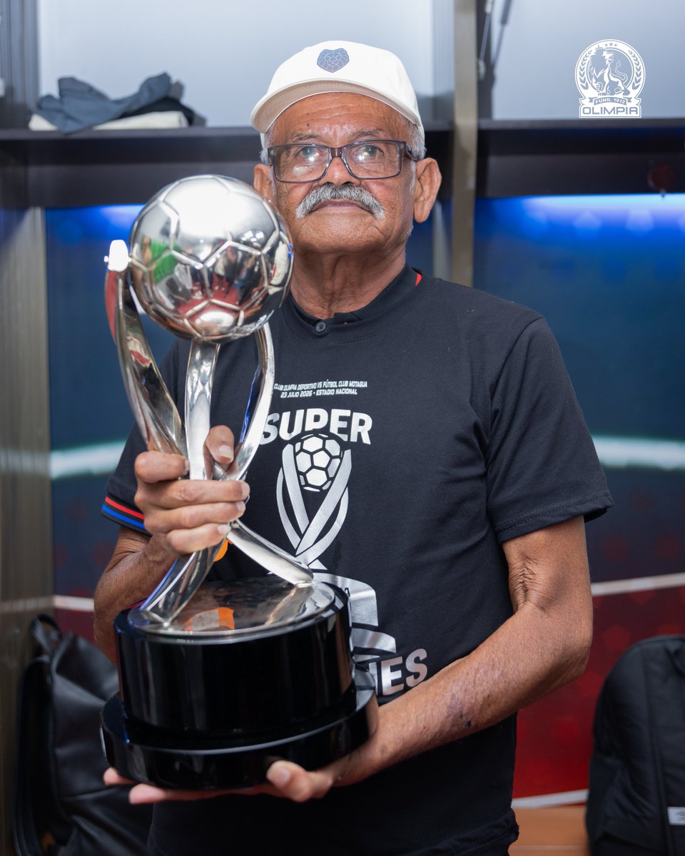 CDOlimpia's tweet photo. Y el festejo melenudo es cada vez más grande. Festeja su cumpleaños nuestro querido Don Tino. 🎉

Cristino Baquedano celebra un año más, levantando una nueva copa. ¡Muchas felicidades, viejo Tino! 🎂🏆 https://t.co/parp49xcX3