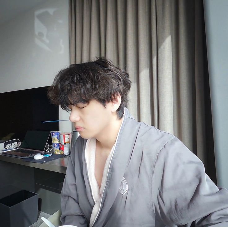 thveeebts's tweet photo. Ngantokk https://t.co/AgZ0EqjRWZ