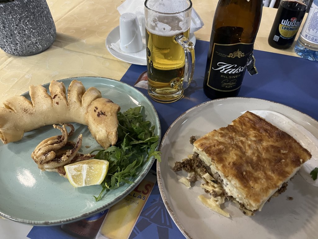ytsukui's tweet photo. ギリシャ🇬🇷に入ったらレギュラー95がリッター1.899〜2.05€(360円台前後)
さすがに350円/L越えるとEVもアリかと感じる
ネアカルバリのアレクサンドロス・キャンピングに21時過ぎに転がり込んで一泊。バン🚐一泊19€
ディナー3皿ビール🍺で34€
海鮮うまいし海も綺麗 https://t.co/zUvLtieq1P