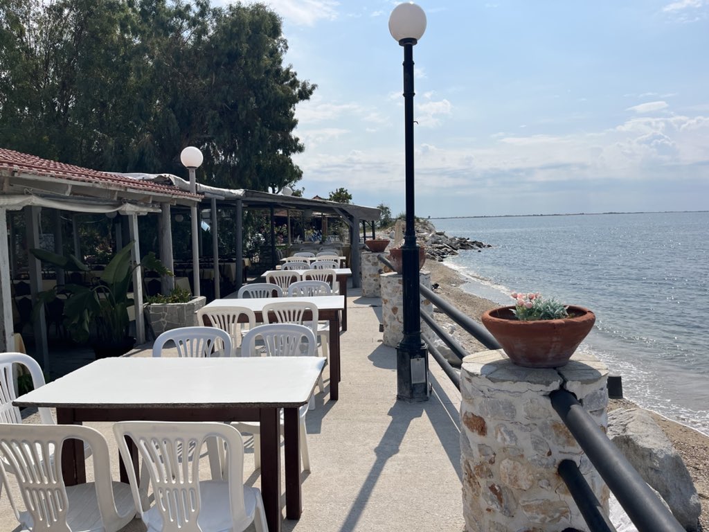 ytsukui's tweet photo. ギリシャ🇬🇷に入ったらレギュラー95がリッター1.899〜2.05€(360円台前後)
さすがに350円/L越えるとEVもアリかと感じる
ネアカルバリのアレクサンドロス・キャンピングに21時過ぎに転がり込んで一泊。バン🚐一泊19€
ディナー3皿ビール🍺で34€
海鮮うまいし海も綺麗 https://t.co/zUvLtieq1P