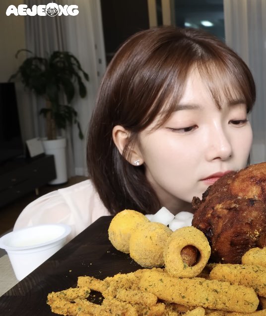 antmode404's tweet photo. 주인 치킨무 국물버리러 간 사이에 어느새 식탁위에 올라와 치킨냄새 맡는 강아 https://t.co/RktUn54KzF