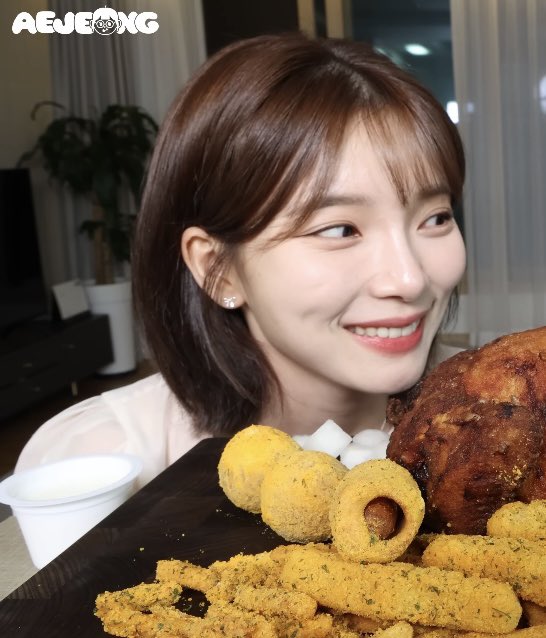 antmode404's tweet photo. 주인 치킨무 국물버리러 간 사이에 어느새 식탁위에 올라와 치킨냄새 맡는 강아 https://t.co/RktUn54KzF