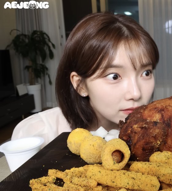 antmode404's tweet photo. 주인 치킨무 국물버리러 간 사이에 어느새 식탁위에 올라와 치킨냄새 맡는 강아 https://t.co/RktUn54KzF