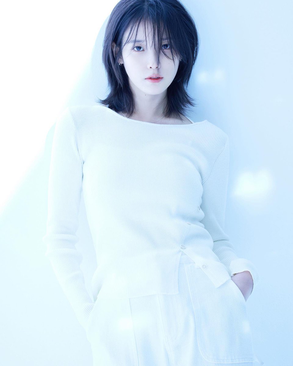 srdlwldmso_'s tweet photo. 아이유 천영상 작가님이랑 또 만났으면 좋겠다 나 이거 너무 좋아함 이 분이랑 작업하신 거 다 너무 이쁨 24시그도 이쁘자나ㅠㅠ!!! https://t.co/FT5L1RCrRp