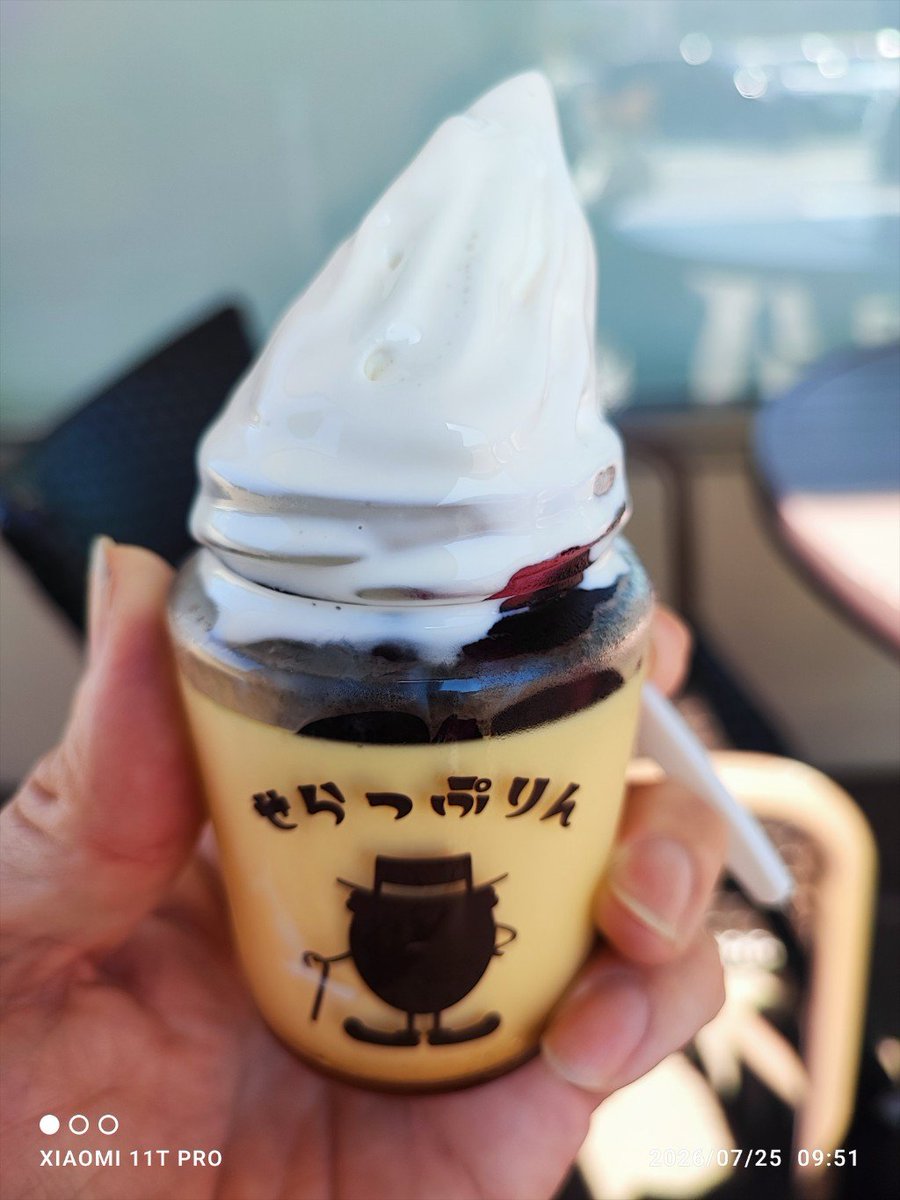 petitdx's tweet photo. 名物のせらっぷりんソフトを頼みましたが、あまりにも暑すぎて超速で溶けてベットベト😞 食べたあとに瓶だけ洗ってお持ち帰りです。 https://t.co/GZbUu24LiS
