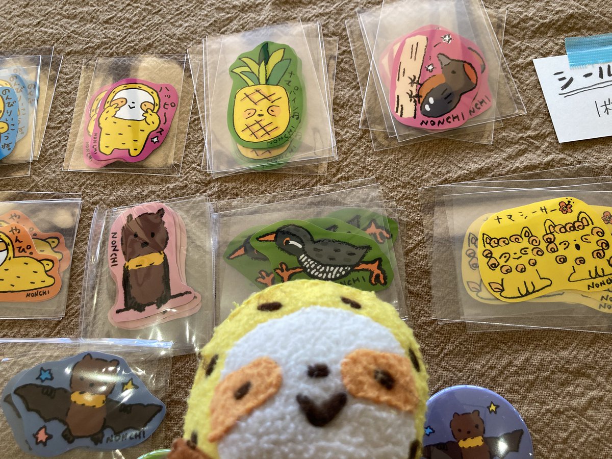 gokigensun4649's tweet photo. 東村にきました！
大好きなネオパークを泣く泣く超えて！
yambaru ZINE market！
なまけものちゃん店長おすすめは、ニューアイテム沖縄っぽい缶バッジたちと沖縄っぽいシールたちです！
#沖縄 https://t.co/mlSNVNacXN