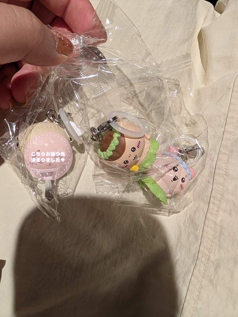 mopu_mopuchi's tweet photo. 映画 ちいかわ
 入場特典 チャームミニフィギュア 
【交換】

譲：古本屋（かにちゃん）くりまんじゅう
求：モモンガ うさぎ 

画像わかりずらくて申し訳ありません。

郵送希望📮💌  ̖́-

検索からでもお気軽にどうぞ𓈒𓂂𓏸 https://t.co/IjFHR19cIS