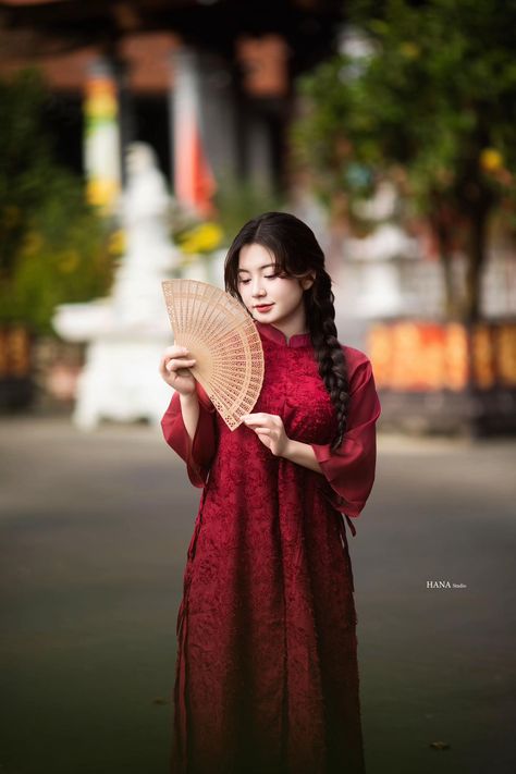 c819campos's tweet photo. Red elegance in a Vietnamese áo dài, softly fanning her way to timeless grace
Aytm https://t.co/mNvqaGLDCy