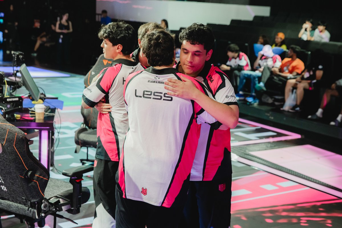 desatualizadovl's tweet photo. 🚨RUMOR | KRÜ opta por saída de Dante

Segundo fontes, a KRÜ optou por kickar Dante após a derrota para a 100T. Heat assume como duelista e Saadhak será o flex/segundo duelista mono Neon

O reforço será pANcada, que teve o visto aprovado e já embarcou para LA na madrugada de hoje https://t.co/HnqBmO8Wqy