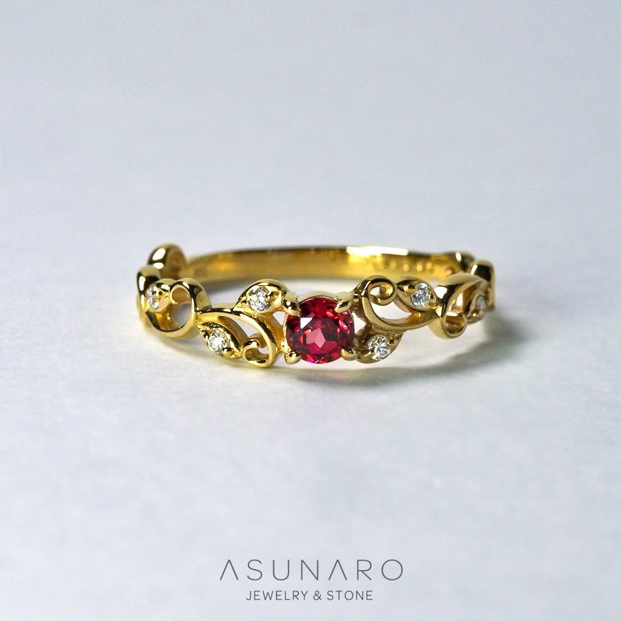 ojiro_310's tweet photo. あすなろさん(@AsunaroStone)さんでついにお仕立てしていただいた！アルマンディンガーネットで蔦アームのリング♡このアームが好きすぎて♡♡絶対やりたかった♡控えめだけどきれいで落ち着いてていい色！メレの品質よすぎない？？お願いしてよかった🥰ありがとうございました♡ https://t.co/Pz5w4nCghh