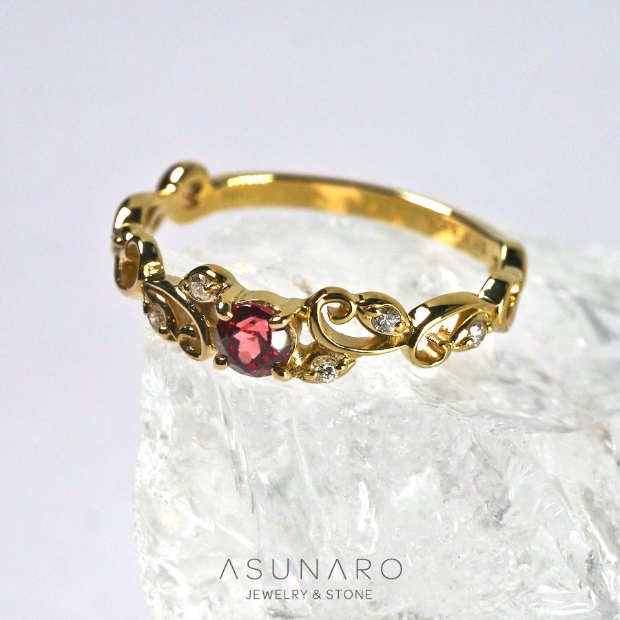 ojiro_310's tweet photo. あすなろさん(@AsunaroStone)さんでついにお仕立てしていただいた！アルマンディンガーネットで蔦アームのリング♡このアームが好きすぎて♡♡絶対やりたかった♡控えめだけどきれいで落ち着いてていい色！メレの品質よすぎない？？お願いしてよかった🥰ありがとうございました♡ https://t.co/Pz5w4nCghh