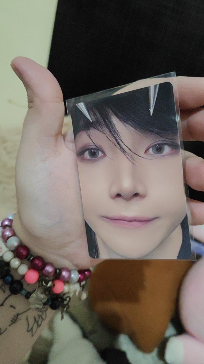 AngelloveFufu's tweet photo. Feedback SUPER positivo pra @upkeonho 
Mandou vários brindes lindinhos e os cards muito bem embalados, enviou super rápido e ficou acompanhando a entrega junto cmg 
Finalmente tenho o Nico pãozinho em minha mãos 🥹 https://t.co/Fh55RP1vHT