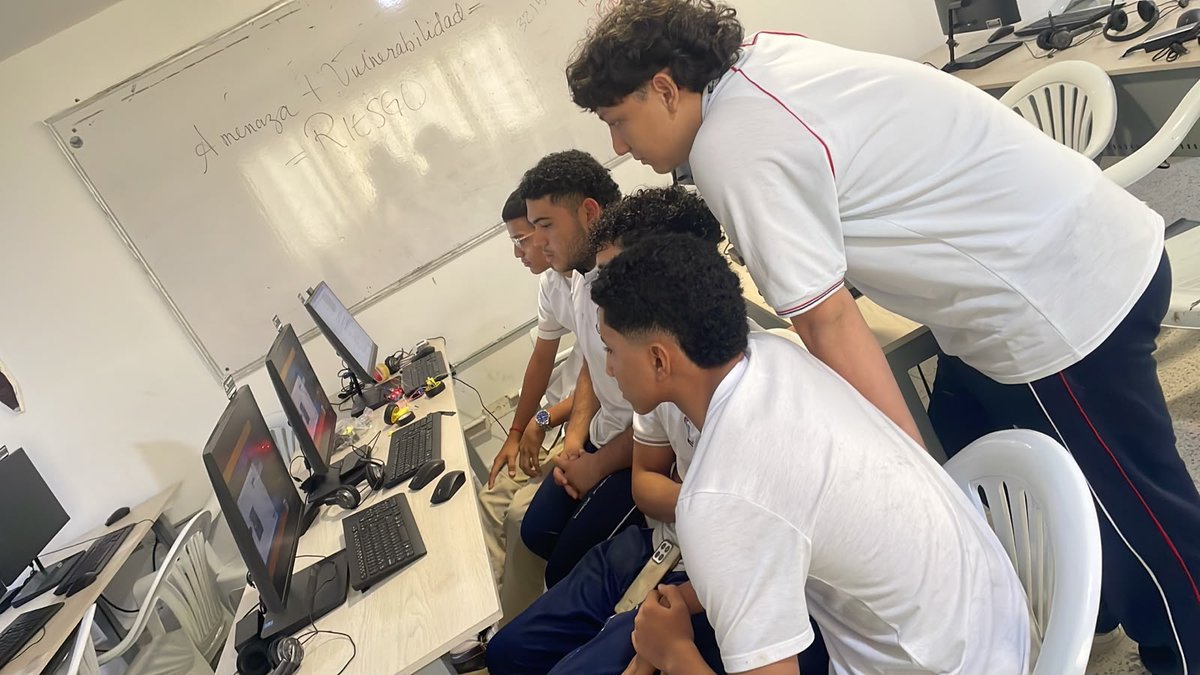 ElOIRdelaRegion's tweet photo. #RedRobótica Desde el Observatorio Intersistémico Regional OIR, la Red Comunitaria de Ingenio e Innovación en Robótica RCI²R se llevo con éxito la Sesión 2 taller virtual, comenzamos hablando de un reto de robótica y terminamos construyendo una comunidad integrada por estudiantes, docentes, instituciones y profesionales que comparten el interés por aprender, crear e innovar.