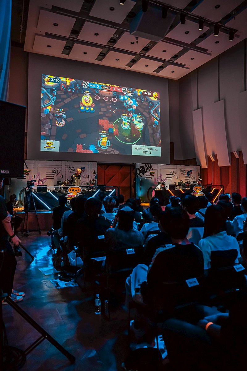 brawlstarsjp's tweet photo. ════════════════════
東アジア 8月マンスリー決勝戦
オフライン開催＋チケット発売開始のお知らせ
════════════════════

東アジア 8月マンスリー決勝戦は、先月に引き続きオフラインで開催します。

7月マンスリー決勝戦では、試合進行遅延などのトラブルにより、出場チームや選手の皆様に多大なご負担とご迷惑をおかけしたことを改めて深くお詫びいたします。誠に申し訳ございませんでした。

発生した事象ごとに改善策を策定した上で、8月マンスリー決勝戦をオフライン形式で開催いたします。
具体的な対応方針や改善策については、各チームスタッフや選手の皆様に共有し、選手の皆様が安心して試合に集中できる環境づくりを徹底して行ってまいります。

ご来場いただくファンの皆様にも、心から観戦を楽しみ、選手を応援いただけるよう努めてまいりますので、どうぞよろしくお願いいたします。

【チケットお申込みURL】
https://t.co/4LkbuWirCB

【開催概要】
📅8月8日(土)
📍ベルサール虎ノ門

【チケット料金】
1,500円（税込）
※別途手数料がかかります。

受付期間：7月30日(木)23:59　まで※先着順ではありません
当落発表：8月1日(土)

#ブロスタチャンピオンシップ
#BSC26