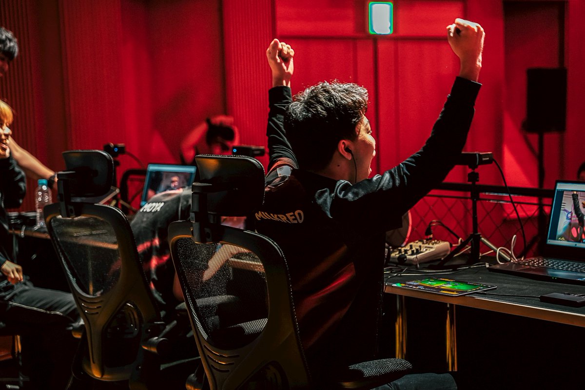 brawlstarsjp's tweet photo. ════════════════════
東アジア 8月マンスリー決勝戦
オフライン開催＋チケット発売開始のお知らせ
════════════════════

東アジア 8月マンスリー決勝戦は、先月に引き続きオフラインで開催します。

7月マンスリー決勝戦では、試合進行遅延などのトラブルにより、出場チームや選手の皆様に多大なご負担とご迷惑をおかけしたことを改めて深くお詫びいたします。誠に申し訳ございませんでした。

発生した事象ごとに改善策を策定した上で、8月マンスリー決勝戦をオフライン形式で開催いたします。
具体的な対応方針や改善策については、各チームスタッフや選手の皆様に共有し、選手の皆様が安心して試合に集中できる環境づくりを徹底して行ってまいります。

ご来場いただくファンの皆様にも、心から観戦を楽しみ、選手を応援いただけるよう努めてまいりますので、どうぞよろしくお願いいたします。

【チケットお申込みURL】
https://t.co/4LkbuWirCB

【開催概要】
📅8月8日(土)
📍ベルサール虎ノ門

【チケット料金】
1,500円（税込）
※別途手数料がかかります。

受付期間：7月30日(木)23:59　まで※先着順ではありません
当落発表：8月1日(土)

#ブロスタチャンピオンシップ
#BSC26