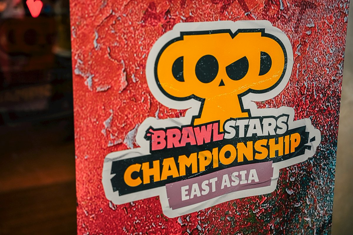 brawlstarsjp's tweet photo. ════════════════════
東アジア 8月マンスリー決勝戦
オフライン開催＋チケット発売開始のお知らせ
════════════════════

東アジア 8月マンスリー決勝戦は、先月に引き続きオフラインで開催します。

7月マンスリー決勝戦では、試合進行遅延などのトラブルにより、出場チームや選手の皆様に多大なご負担とご迷惑をおかけしたことを改めて深くお詫びいたします。誠に申し訳ございませんでした。

発生した事象ごとに改善策を策定した上で、8月マンスリー決勝戦をオフライン形式で開催いたします。
具体的な対応方針や改善策については、各チームスタッフや選手の皆様に共有し、選手の皆様が安心して試合に集中できる環境づくりを徹底して行ってまいります。

ご来場いただくファンの皆様にも、心から観戦を楽しみ、選手を応援いただけるよう努めてまいりますので、どうぞよろしくお願いいたします。

【チケットお申込みURL】
https://t.co/4LkbuWirCB

【開催概要】
📅8月8日(土)
📍ベルサール虎ノ門

【チケット料金】
1,500円（税込）
※別途手数料がかかります。

受付期間：7月30日(木)23:59　まで※先着順ではありません
当落発表：8月1日(土)

#ブロスタチャンピオンシップ
#BSC26