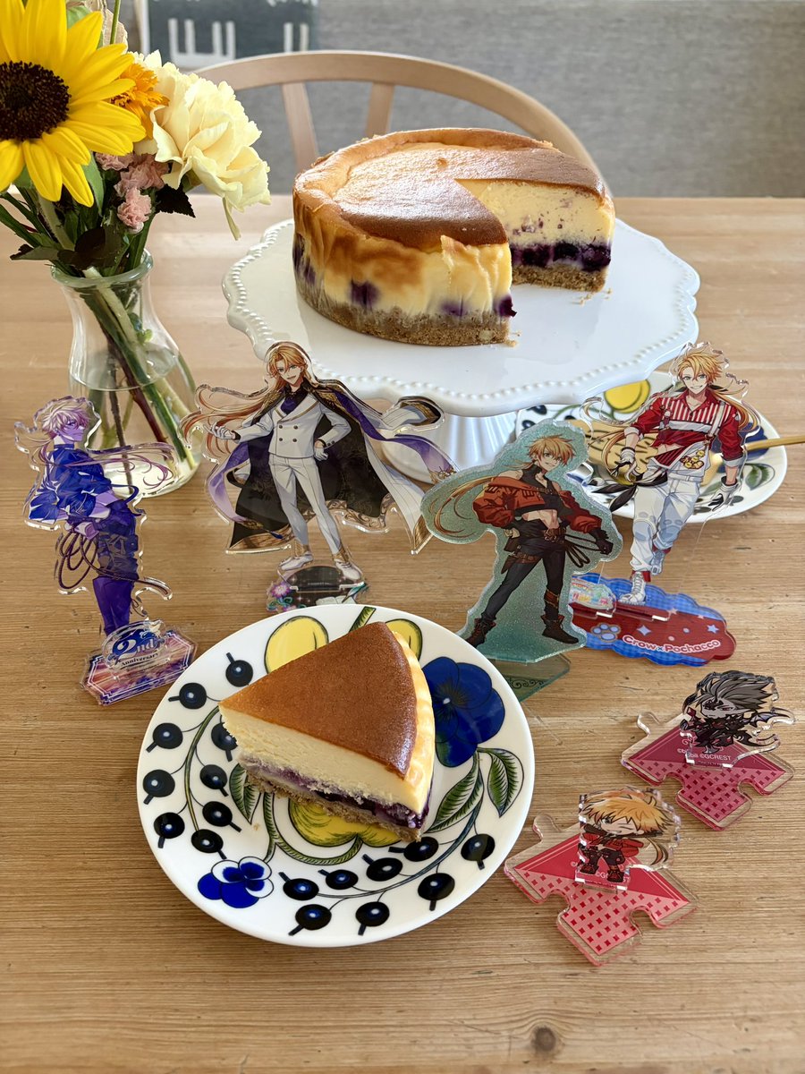 eri_tukiwatari's tweet photo. クロウお誕生日おめでとう🧡
今年もクロウの大好きなチーズケーキを作りました！もっともっと一緒に世界を探索したかったよ🥹
チーズケーキは昨日作ったんだけど、ひまわりを買うのを忘れてしまって花屋さん開店と同時に買ってきました💦クロウはひまわりがよく似合う🌻
#クロウ誕生祭2026
#ゆめくろ https://t.co/ELmJc8dXXr