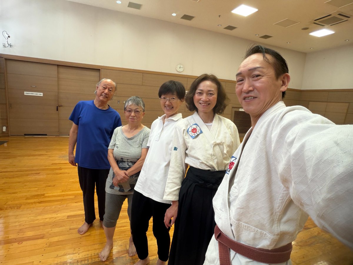 busenkai_jp's tweet photo. 2026 07 21
上石神井体育館　第二武道場
10:00-11:45

準備体操

剣の素振り1　左右

左右の合わせ
5の合わせ

杖の突き方
6の杖

短刀の使い方

体の変更
気の流れ
諸手取り呼吸投げ

護身術　前から片手を捕まれた場合
　　　　四教

座り技呼吸法

整理運動 https://t.co/QJpJRSw14c