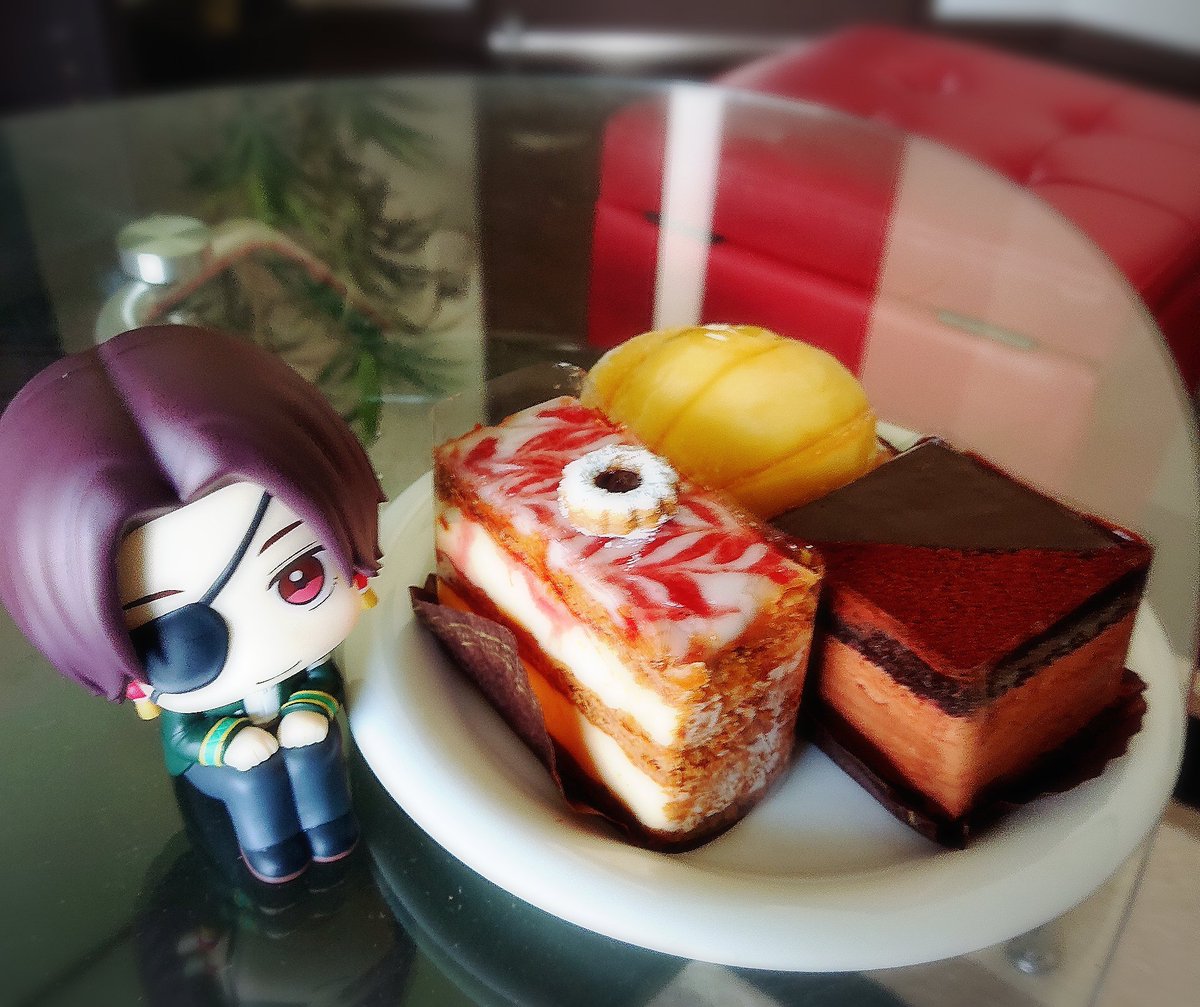 _____tapochi's tweet photo. 朝ごはんにケーキ食べちゃった！

桃のタルト絶品ら～♡
新鮮な桃にバニラビーンズ効いたカスタードクリームたっぷり

チョコケーキも濃厚で洋酒の風味がアクセントの大人のお味♡

ジョグしまくってるし普段食事節制してるから、たまのご褒美(* ´꒳`)ﾉ"
という言い訳。

#チートデイ https://t.co/hZaafFdGWc
