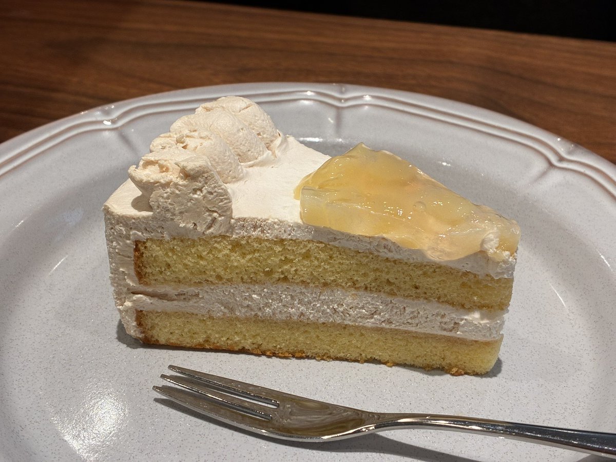 Kanu_Shibata's tweet photo. 珈琲館でケーキセット🍰☕️季節限定桃とアールグレーのショートケーキ☆
暑い時でも熱いコーヒー💦＃茶好連
＃珈琲館
＃アメリカン
＃桃とアールグレーのショートケーキ https://t.co/jWaGJUihCb