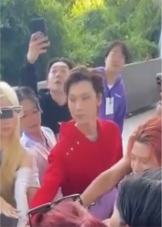 ywnpsk's tweet photo. คือดูไม่ใช่อะไรที่มากไปเลยอะ ไปถ่ายงาน ถ่ายบรรยากาศเบื้องหลังอะไรแบบนี้ แค่ที่ผ่านมาไม่ค่อยเห็นไม่ค่อยได้รับ ขนาดงานใหญ่ๆ ยังต้องรอแล้วรออีก คาดหวังรูปหน้างานต่ออีกที https://t.co/MxEWsxBwFI