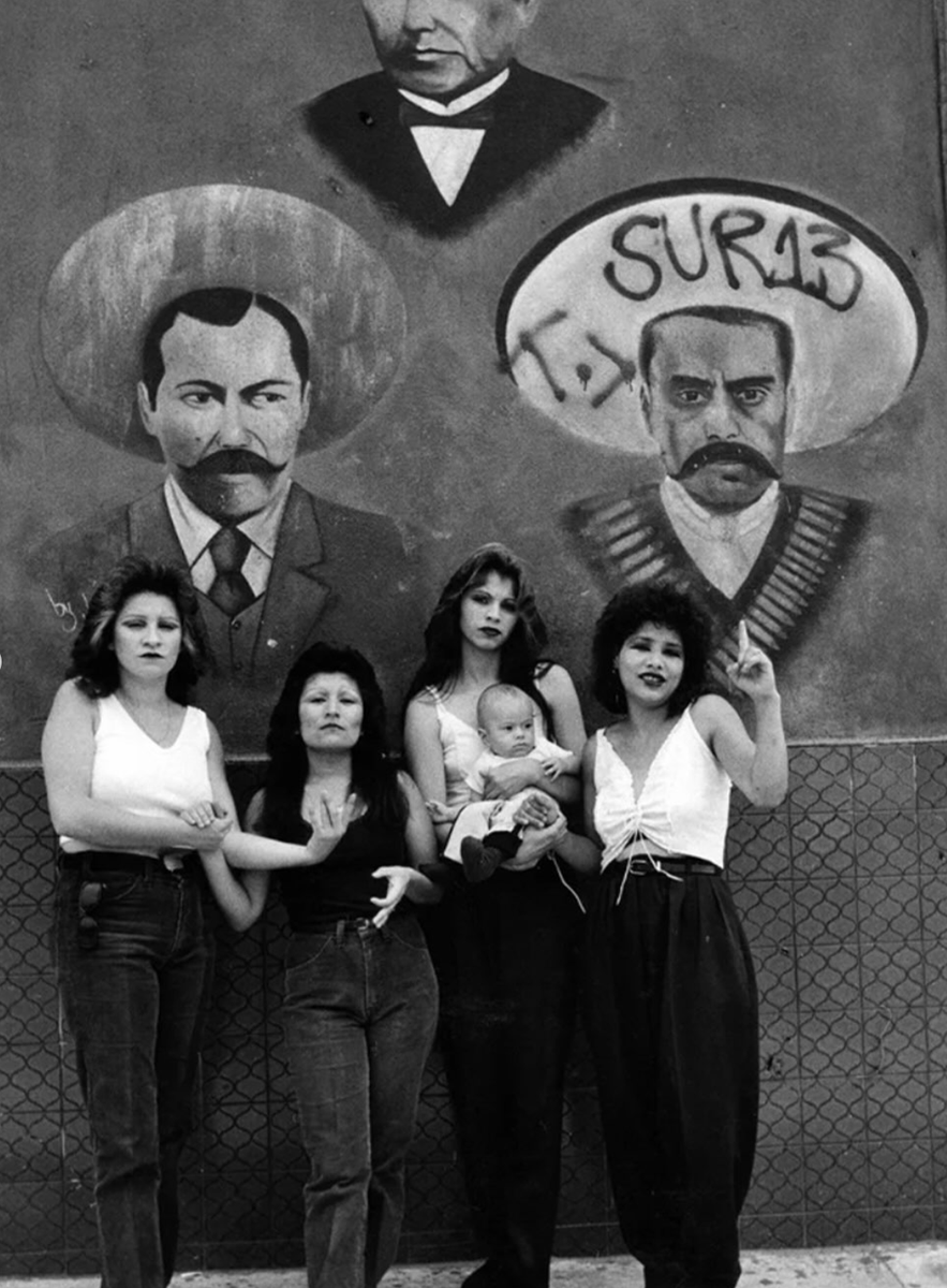 mbellasartes's tweet photo. La mirada de Graciela Iturbide lega al Museo del Palacio de Bellas Artes.

Dentro de las actividades del Encuentro Internacional de Arte Chicanx, la exposición “AztLÁn, túnel del tiempo”presenta la charla “A Day in the Life of AztLÁn (Un día en la vida de AztLÁn)”, que se llevará a cabo el 1 de agosto, de 12 a 13:30 h.

En conversación con Rubén Ortiz-Torres, Graciela Iturbide reflexionará sobre White Fence Gang, serie fotográfica realizada en el Este de Los Ángeles durante la década de 1980. Concebido originalmente para documentar la vida cotidiana de una comunidad chicana, el proyecto surgió a partir de la convivencia de la fotógrafa con integrantes de la histórica pandilla White Fence, con quienes compartió su día a día para construir una mirada cercana sobre sus experiencias.

La charla abordará las dimensiones sociales, culturales y documentales de este trabajo, así como la manera en que estas imágenes contribuyen a pensar la fotografía como un medio de memoria, identidad y representación comunitaria.

Modera: Rubén Ortiz-Torres.

¡Te esperamos! 📸

Fotografía de The New York Times Style Magazine: México, 2025. Karla Lisker.
"Cholas (con Zapata, Juárez y Villa), White Fence, East Los Angeles", 1986.