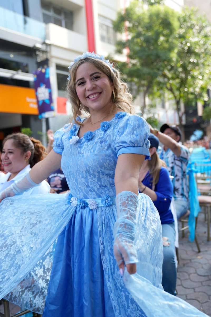 AndresFantoniB's tweet photo. Entre canciones de antaño y la algarabía de la gente porteña disfruté de "Guayaquil, el futuro empieza aquí". 

Cada comparsa, música y danza nos recuerda la linda tierra que es Guayaquil y para mí un honor ser madera de guerrero.

¡Viva Guayaquil! 🤍🩵 https://t.co/W4BXTJPvGv