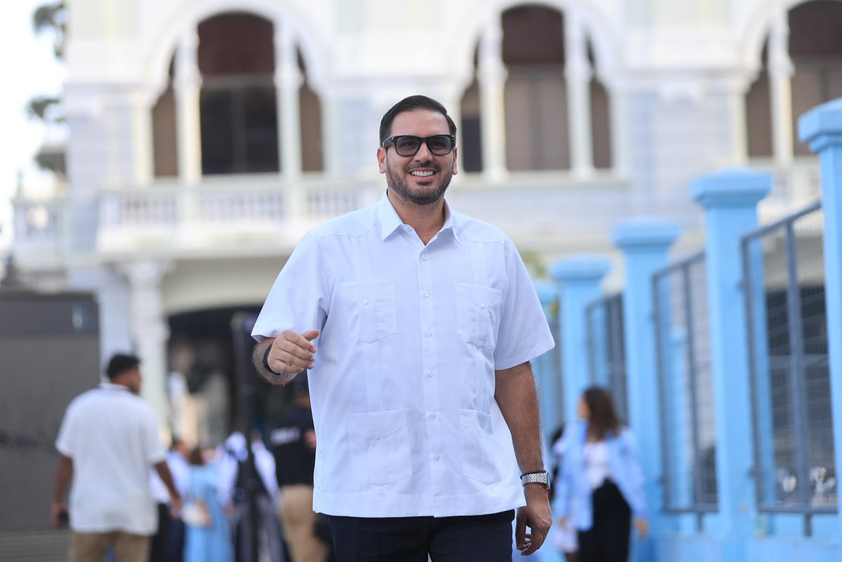 AndresFantoniB's tweet photo. Entre canciones de antaño y la algarabía de la gente porteña disfruté de "Guayaquil, el futuro empieza aquí". 

Cada comparsa, música y danza nos recuerda la linda tierra que es Guayaquil y para mí un honor ser madera de guerrero.

¡Viva Guayaquil! 🤍🩵 https://t.co/W4BXTJPvGv