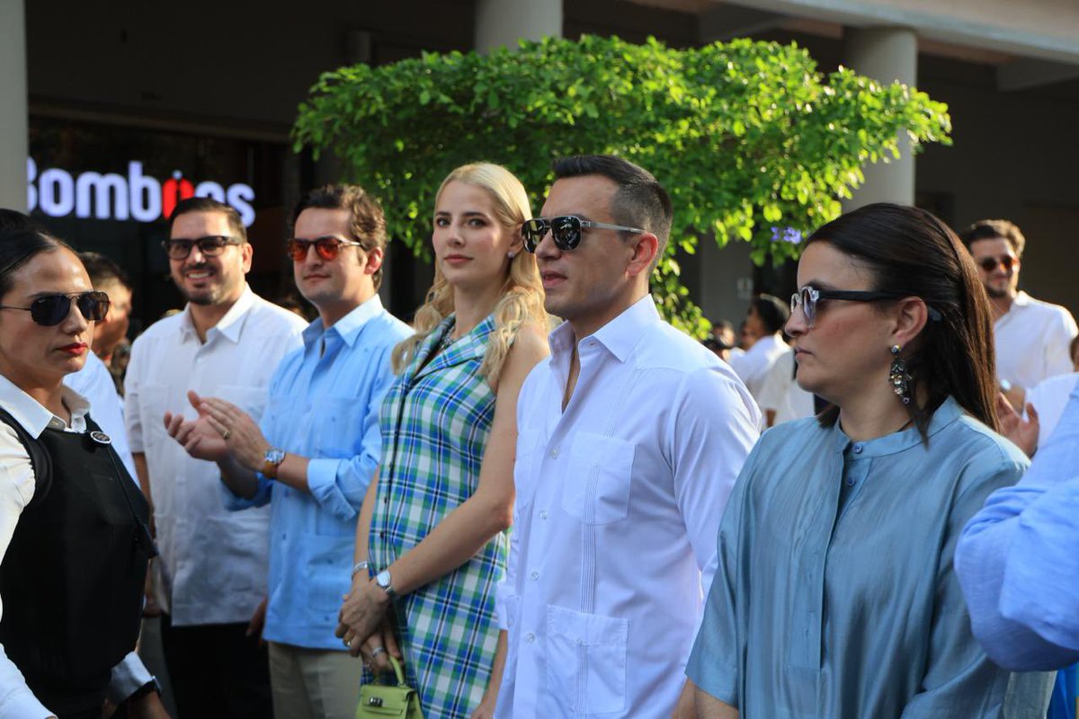 AndresFantoniB's tweet photo. Entre canciones de antaño y la algarabía de la gente porteña disfruté de "Guayaquil, el futuro empieza aquí". 

Cada comparsa, música y danza nos recuerda la linda tierra que es Guayaquil y para mí un honor ser madera de guerrero.

¡Viva Guayaquil! 🤍🩵 https://t.co/W4BXTJPvGv