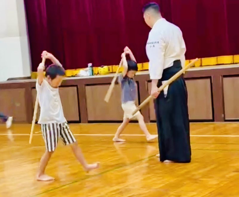 busenkai_jp's tweet photo. 2026/7/21 笄小学校

【剣術】
一-五之素振

【杖術】
ー基本の素振　突之部ー
直突
返突
後突
突上段返打

#岩間神信合氣修練会
#合気道
#笄小学校 https://t.co/TJuxPcNgKA