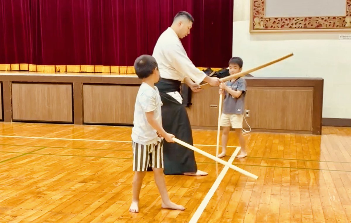 busenkai_jp's tweet photo. 2026/7/21 笄小学校

【剣術】
一-五之素振

【杖術】
ー基本の素振　突之部ー
直突
返突
後突
突上段返打

#岩間神信合氣修練会
#合気道
#笄小学校 https://t.co/TJuxPcNgKA