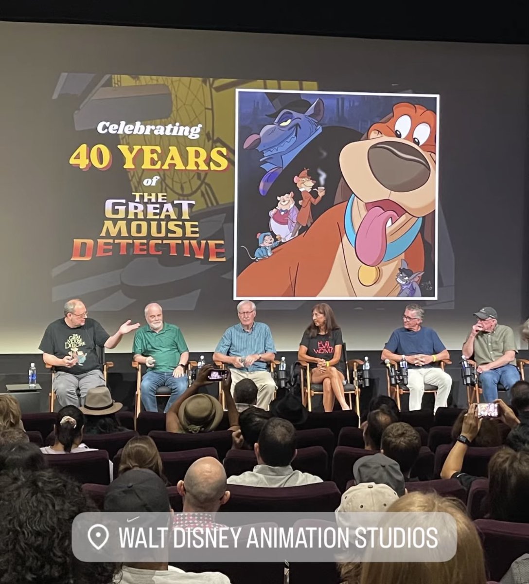 almanaquedisney's tweet photo. QUE SAUDADE DELES! 🥹

Os mestres Ron Clements e John Musker estiveram na Disney Animation para um painel especial em comemoração aos 40 anos de ‘As Peripécias do Ratinho Detetive’.

A dupla dirigiu ‘A Pequena Sereia’, ‘Aladdin’, ‘Hércules’, ‘Planeta do Tesouro’, ‘A Princesa e o Sapo’ e teve ‘Moana’ como último filme no estúdio.
