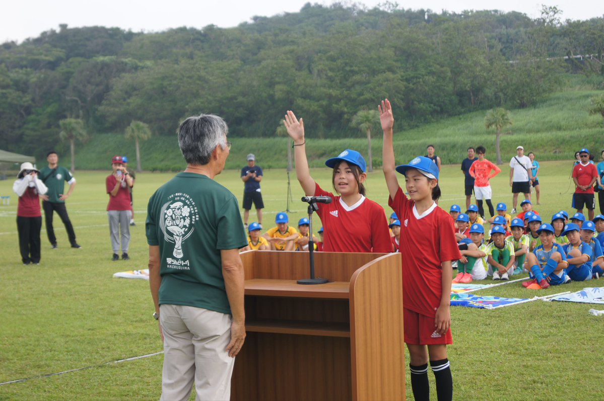hachijomachi's tweet photo. ⚽#愛らんどリーグ 2026 開幕⚽
開会式が行われ、いよいよ予選リーグがスタートしたよ🙌

島の誇りを胸に集まった選手たち。
これから始まる熱戦に期待が高まる🔥
みんな、がんばれー❗️📣✨

👇試合は特設サイトで配信中💻
https://t.co/PXlcxnB2Uc

#八丈島公式 #ONEHACHIJO https://t.co/hTAtgtVRQQ