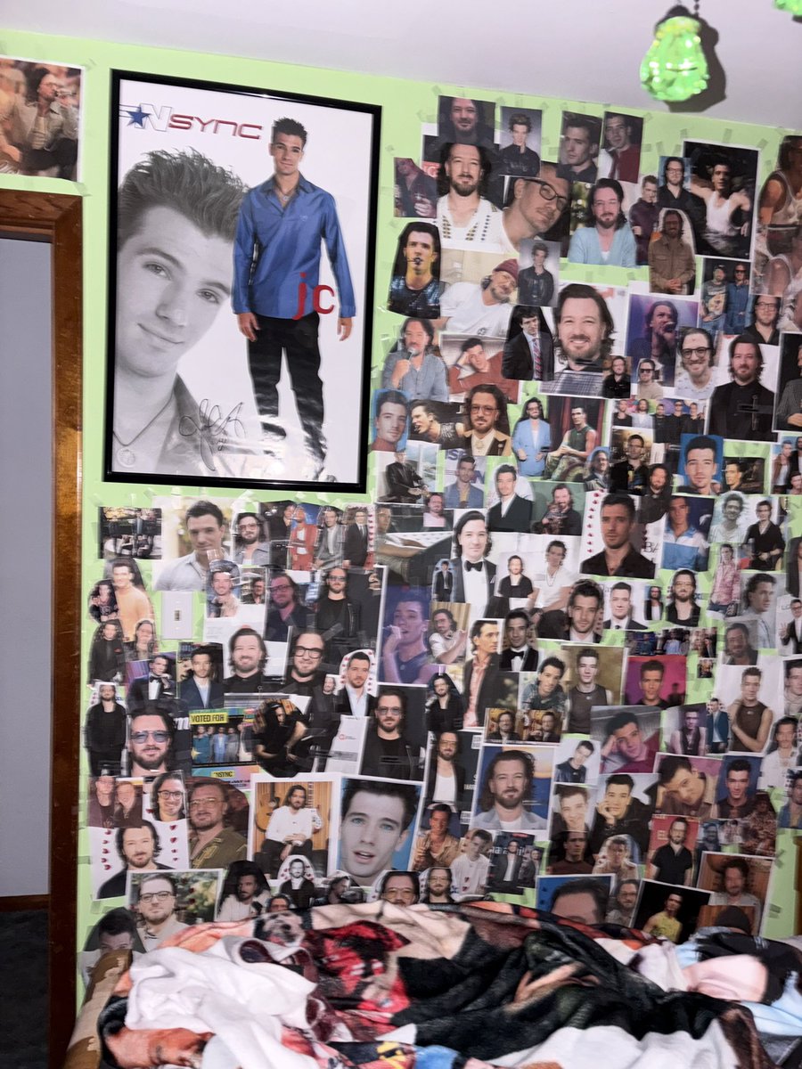 MichelleScec0's tweet photo. This my Jc wall on my room currently ♥️♥️♥️♥️ https://t.co/NSEuYuGdVQ