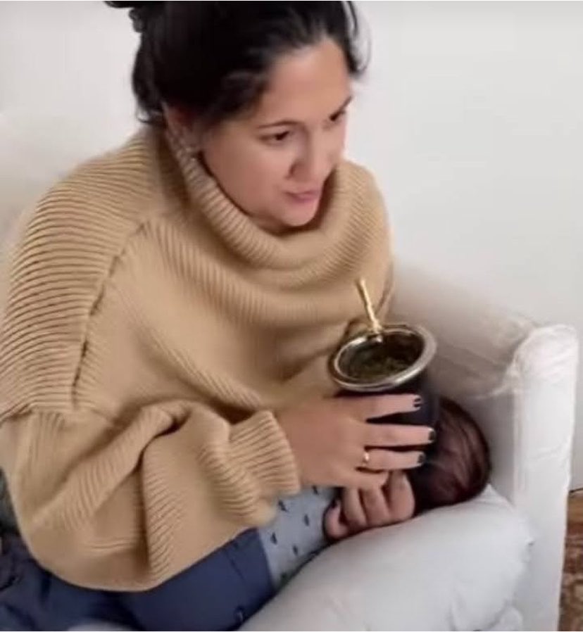 profuguela's tweet photo. El mate encima de la criatura de días. Quizá esta y canjela son hermanas separadas al nacer. https://t.co/gIkXVVs5kf