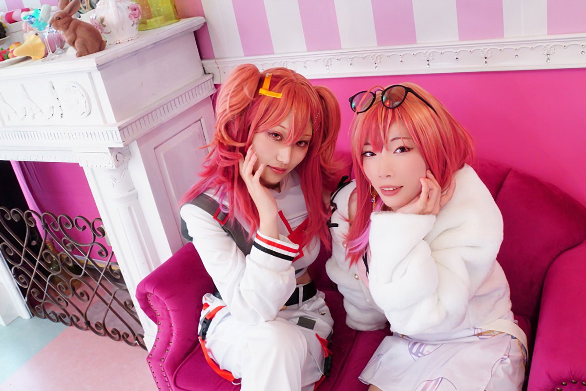 Suu11Mari07's tweet photo. 【Cosplay】

ホロライブ / 一条莉々華

今日も大天才ッ！

🌃（ライブ衣装）：@hokorimusi ちゃん
🌃（通常衣装）    ：猫月すぅ

📸：@AyumuCos  さん https://t.co/8RHfrqniEv