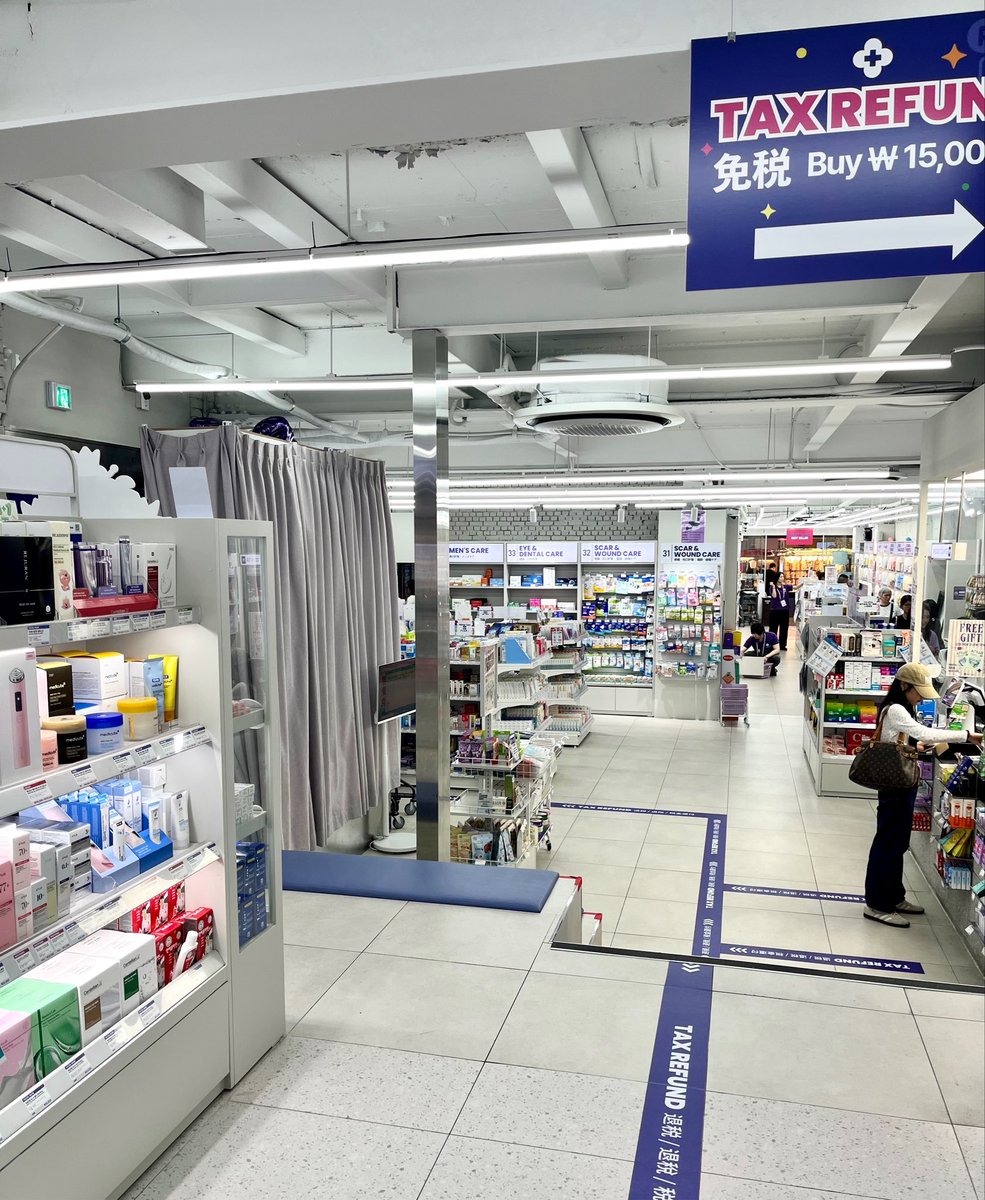 DnWtov's tweet photo. [pr] ベリーニュー薬局明洞店にお邪魔しました💊
明洞でいちばん大きい薬局で、各国の言語話せる店員さん達がいて相談できる◎
本格的な肌診断機もあって、QRコードから予約できるよ✨
薬局pickはiUNIKの製品。ベータグルカン配合のアイテムがラインで揃っていて、敏感肌や乾燥肌、ダメージを受けた肌バリアの強化やケアにいいみたい！